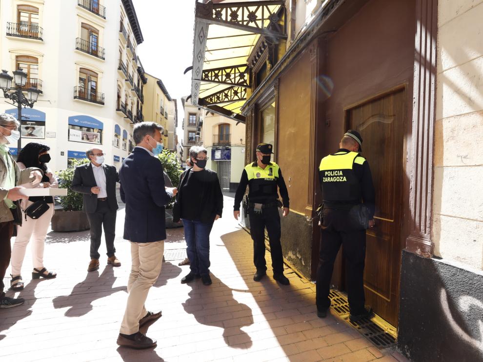 El concejal de Urbanismo, Víctor Serrano, y la presidenta de la Comisión de Patrimonio de la DGA, Mari Sancho Menjón, antes de acceder al interior de la antigua joyería Aladrén.