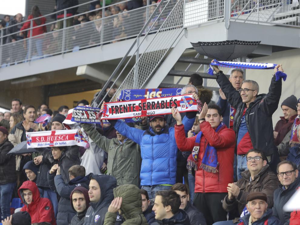 Aficionados de la SD Huesca, en El Alcoraz, durante un partido de la temporada pasada.