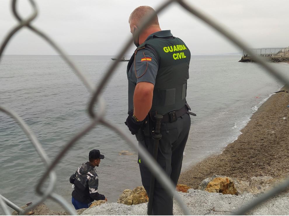 El Ejército de tierra se despliega en Ceuta ante la llegada masiva de migrantes.