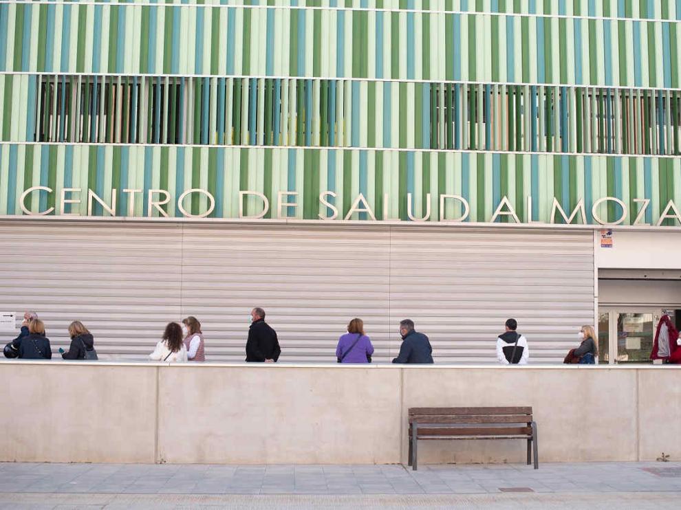 FIlas para la recibir la vacuna de la covid-19 en el centro de salud de La Almozara de Zaragoza.