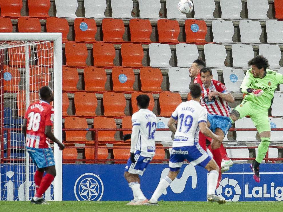 Gol de cabeza de Cristian Álvarez, el portero del Real Zaragoza, en el último minuto en Lugo (97') para lograr el 2-2 final.
