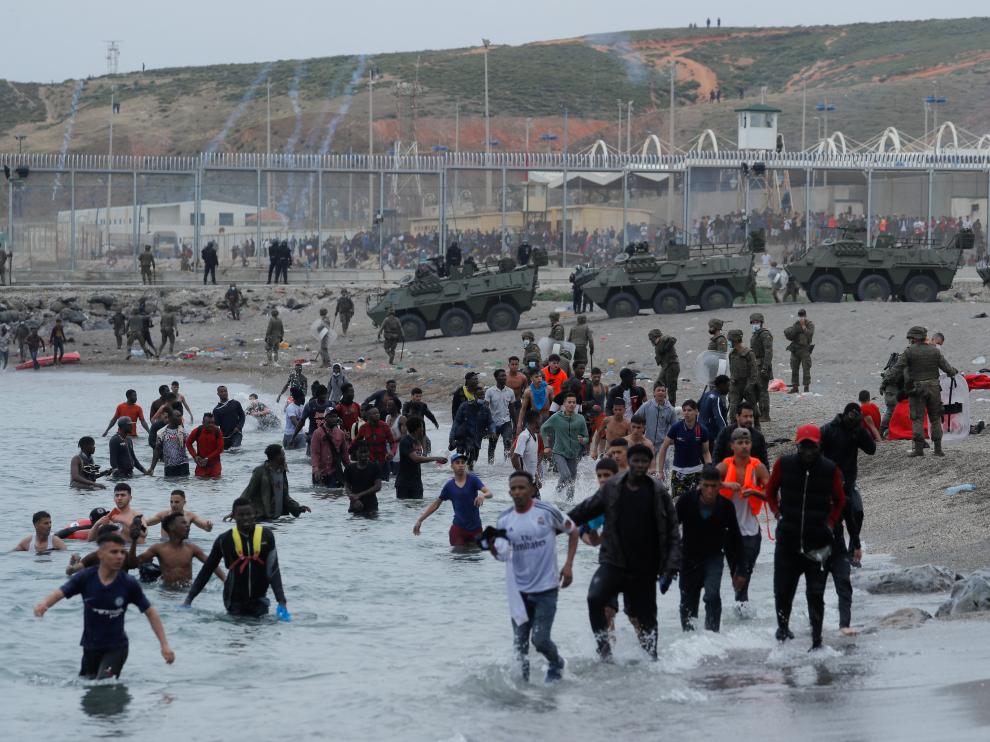 Tanques del Ejército en la playa del Tarajal, en Ceuta, donde miles de inmigrantes han llegado a nado en los últimos días.