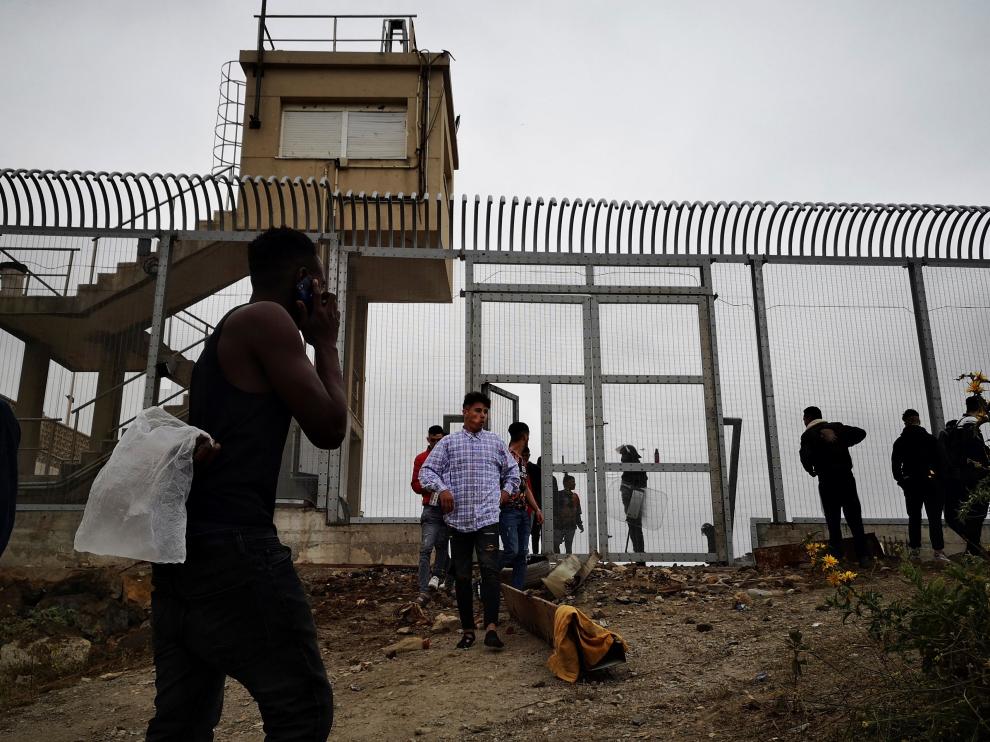 Un grupo de inmigrantes son devueltos a Marruecos por las autoridades españolas en la frontera entre Ceuta y Fnideq (Castilejos).
