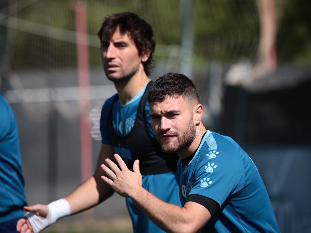 Galán sujeta a Mosquera, durante el entrenamiento de la SD Huesca de este miércoles.