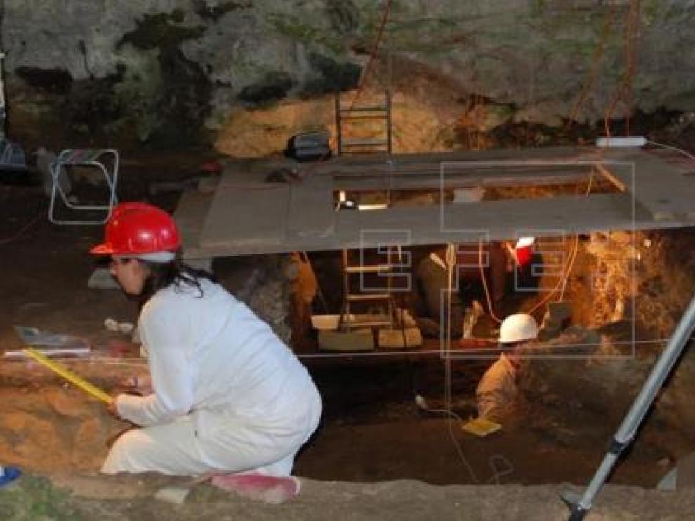 Trabajos de excavación en la Cueva de Esquilléu, Cantabria.