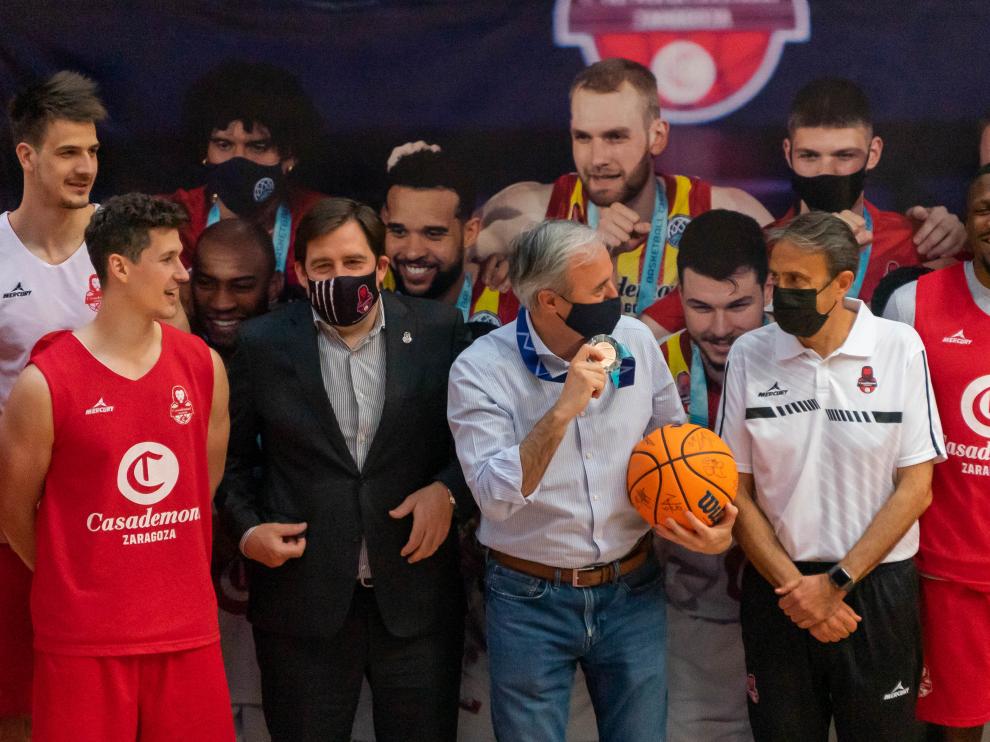 El alcalde de Zaragoza, Jorge Azcón, y el presidente del Casademont, Reynaldo Benito, ayer con la plantilla aragonesa.