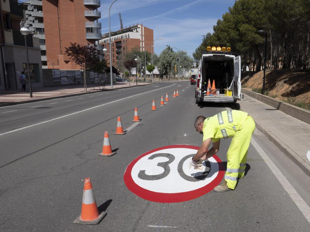 Un operario municipal pinta las señales que limitan la velocidad en la avenida de Sagunto de Teruel.