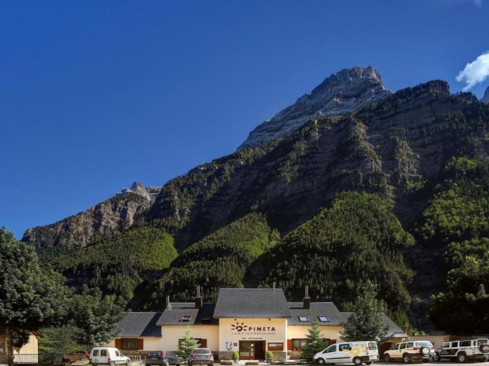 El campin de Pineta está rodeado de montañas.