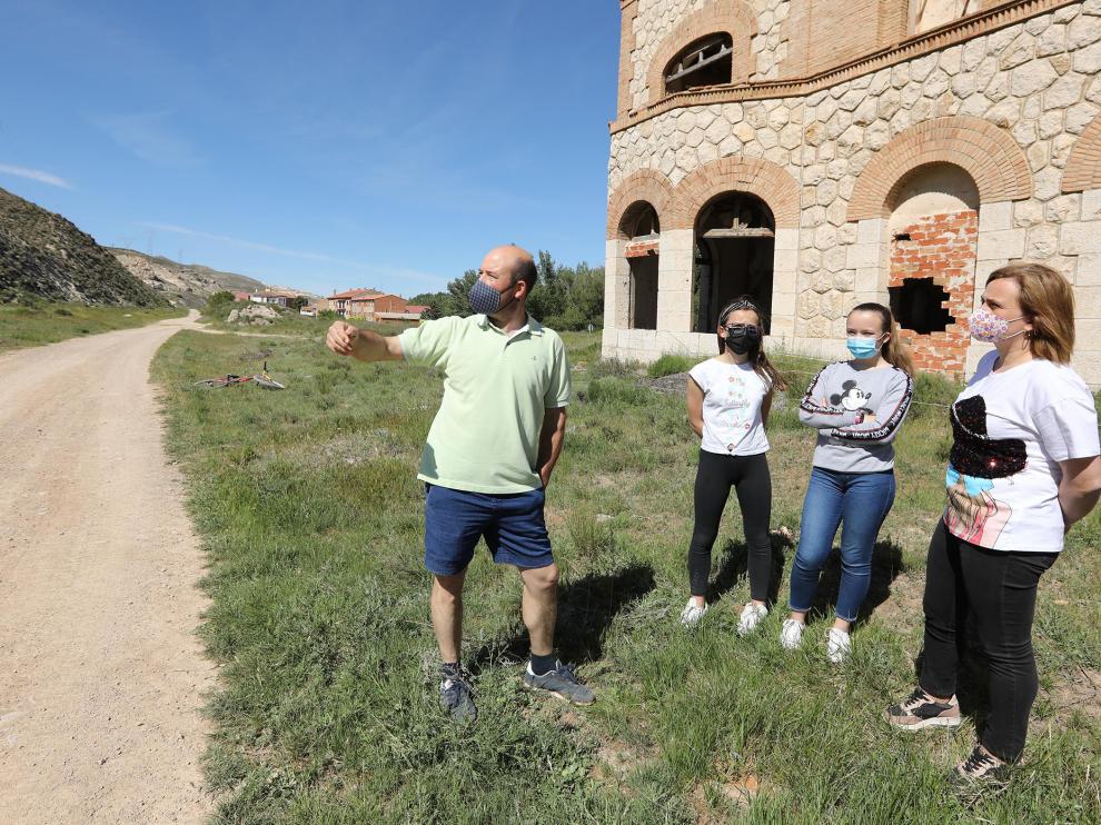 Joaquín Biel, con su familia en la estación de Villalba Baja, que acaban de adquirir.