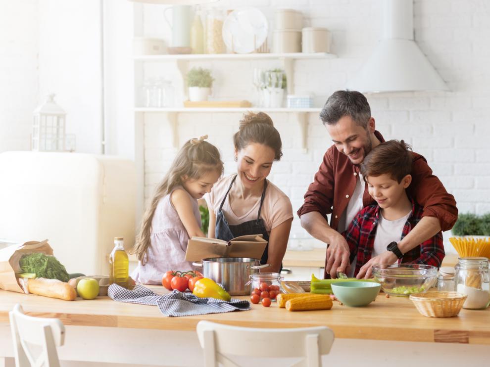 Familia cocinando de forma saludable en la cocina