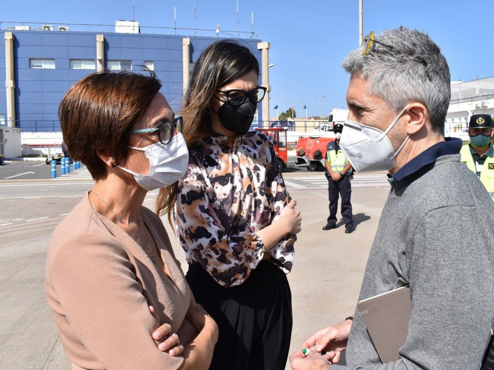 Fernando Grande-Marlaska (c), conversa con la directora general de la Guardia Civil, María Gámez (d), en presencia de la delegada del Gobierno en Melilla, Sabrina Moh Abdelkader,