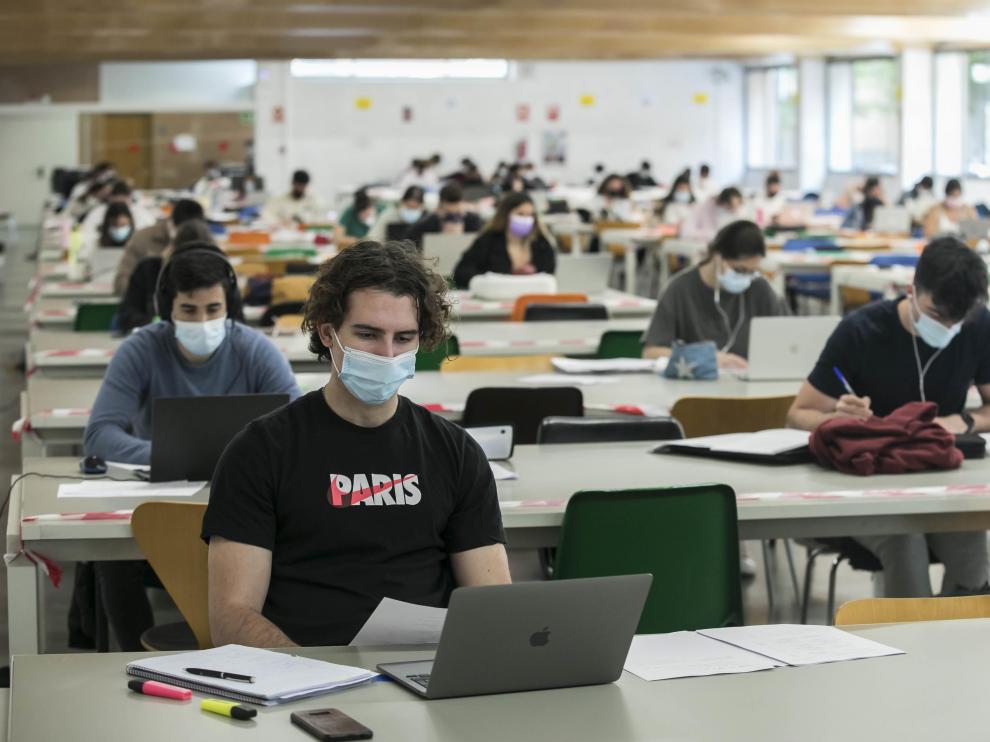 Jóvenes en la sala de estudio de la Facultad de Economía y Empresa