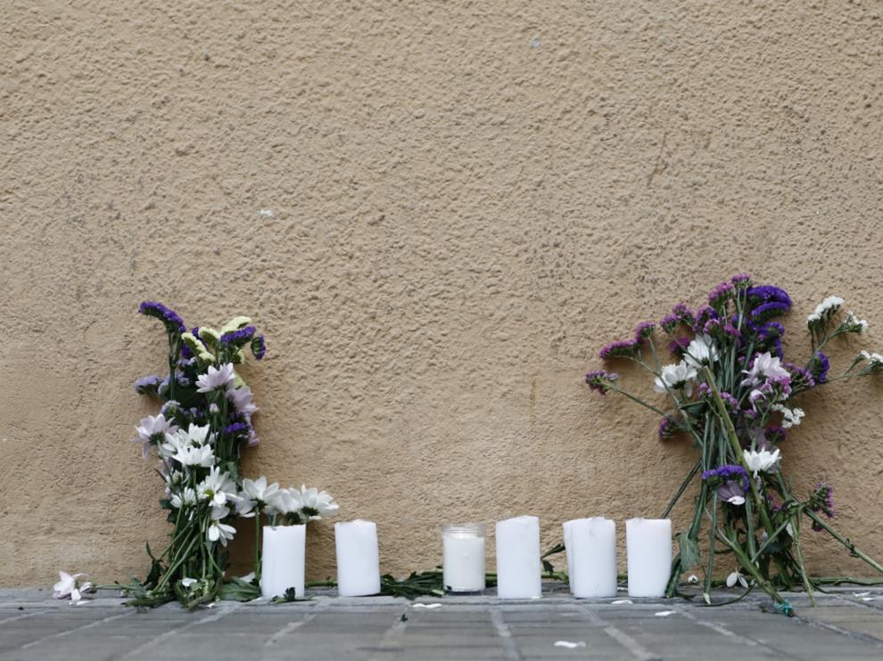 Concentración por la mujer asesinada en Zaragoza por su pareja.