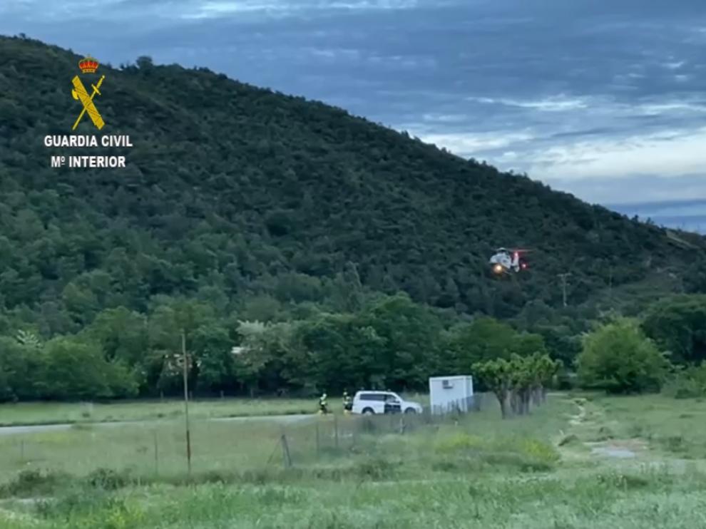 El helicóptero de la Guardia Civil recogió a los especialistas del Greim en Boltaña para ir al lugar del accidente.