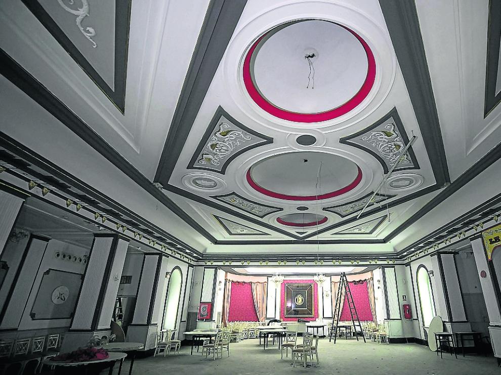 El salón principal conserva sus elementos más representativos a la espera de un nuevo uso.