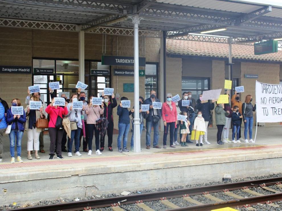 Protestas en los andenes aragoneses para reivindicar los trenes regionales