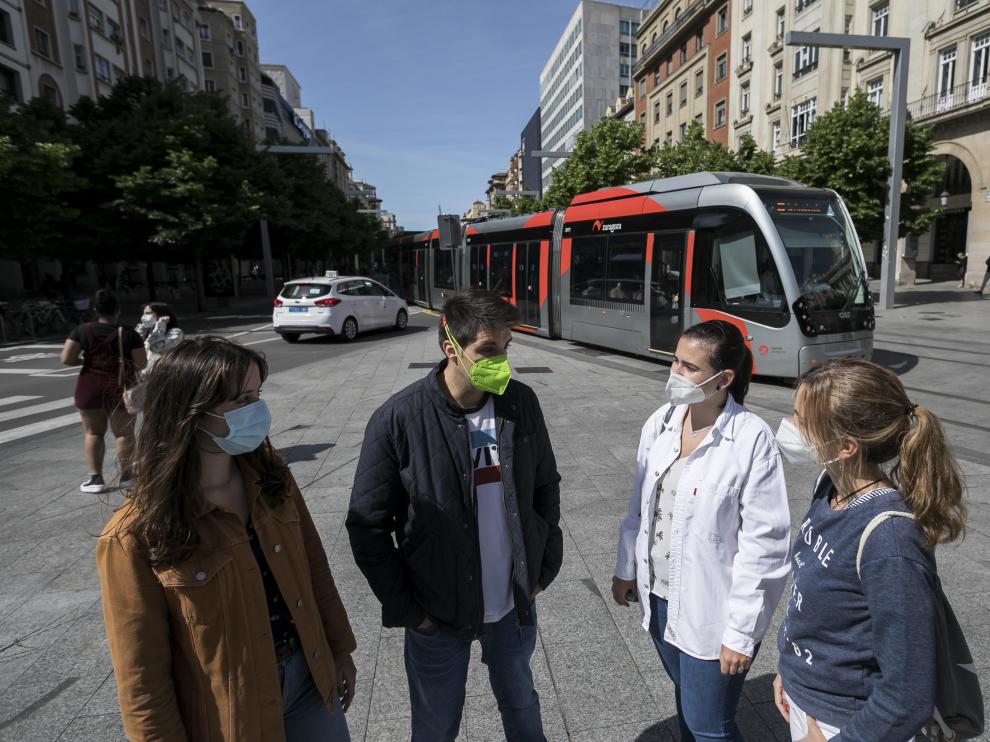 Raquel Páramo, Alexander Bilderbeek, Marta Blasco y Lorena Franco, futuros residentes de Medicina, en la plaza de España de Zaragoza.