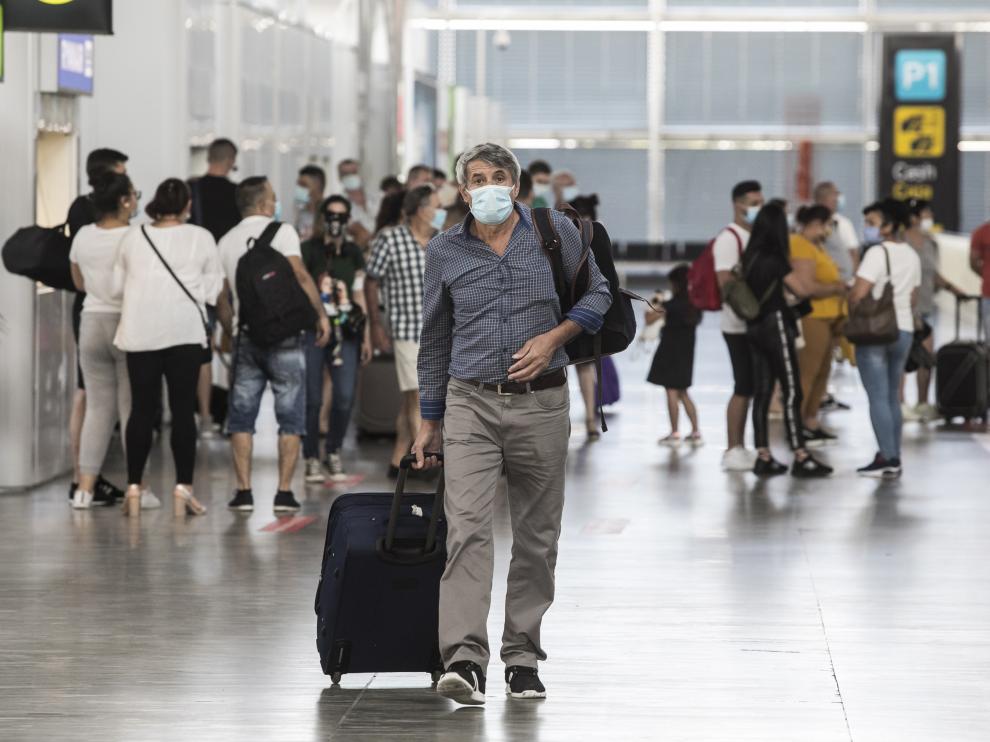 Viajeros con mascarilla en el aeropuerto de Zaragoza.