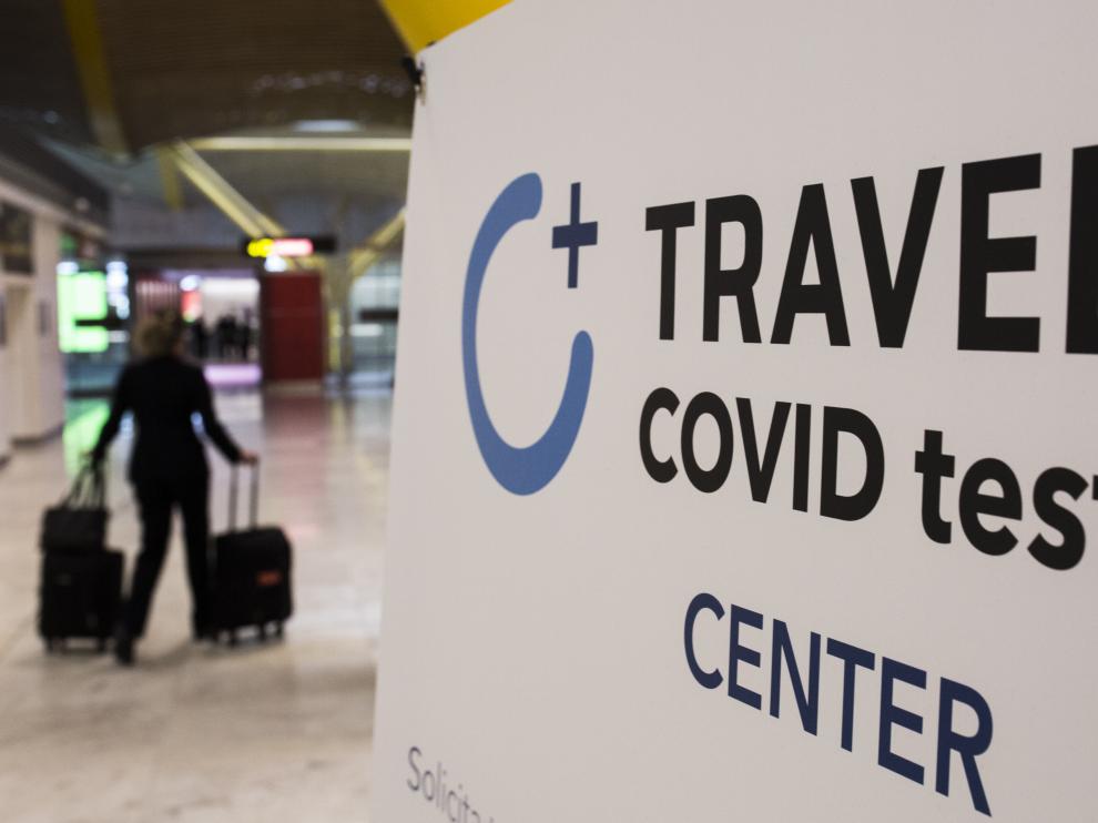 Uno de los controles de documentación sanitaria en el aeropuerto de Barajas.