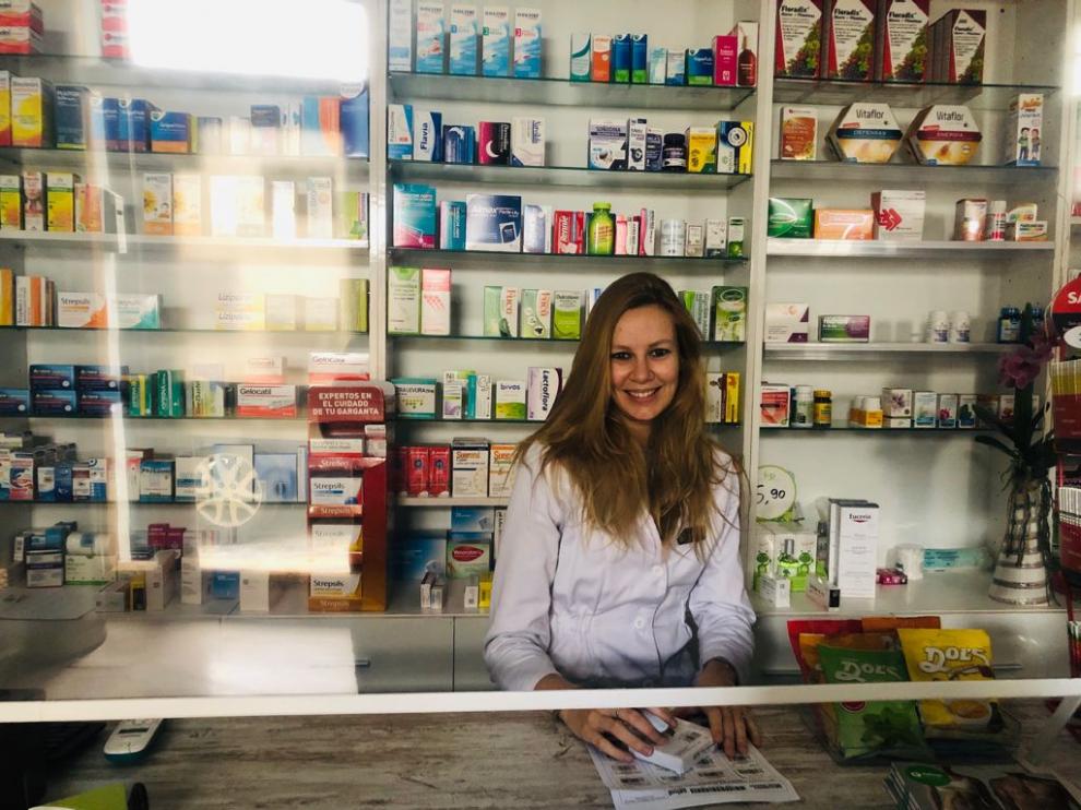 Marta Mozota, natural de Aínsa, regenta la farmacia de Bielsa