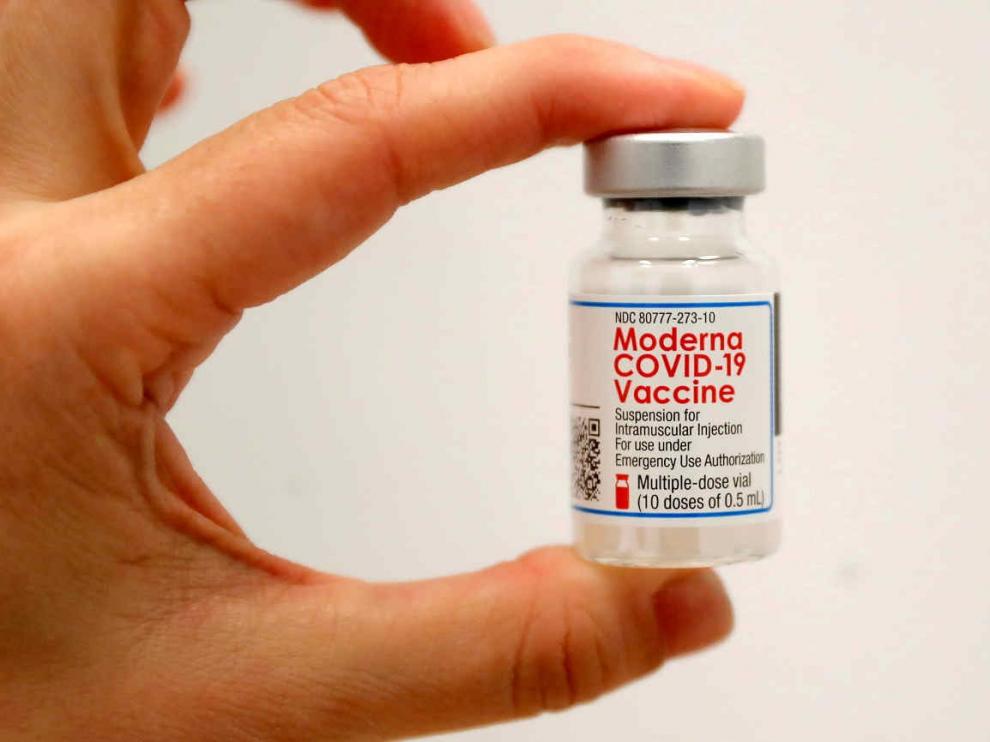 un trabajador de la salud sostiene un frasco de la vacuna moderna coronavirus gsc