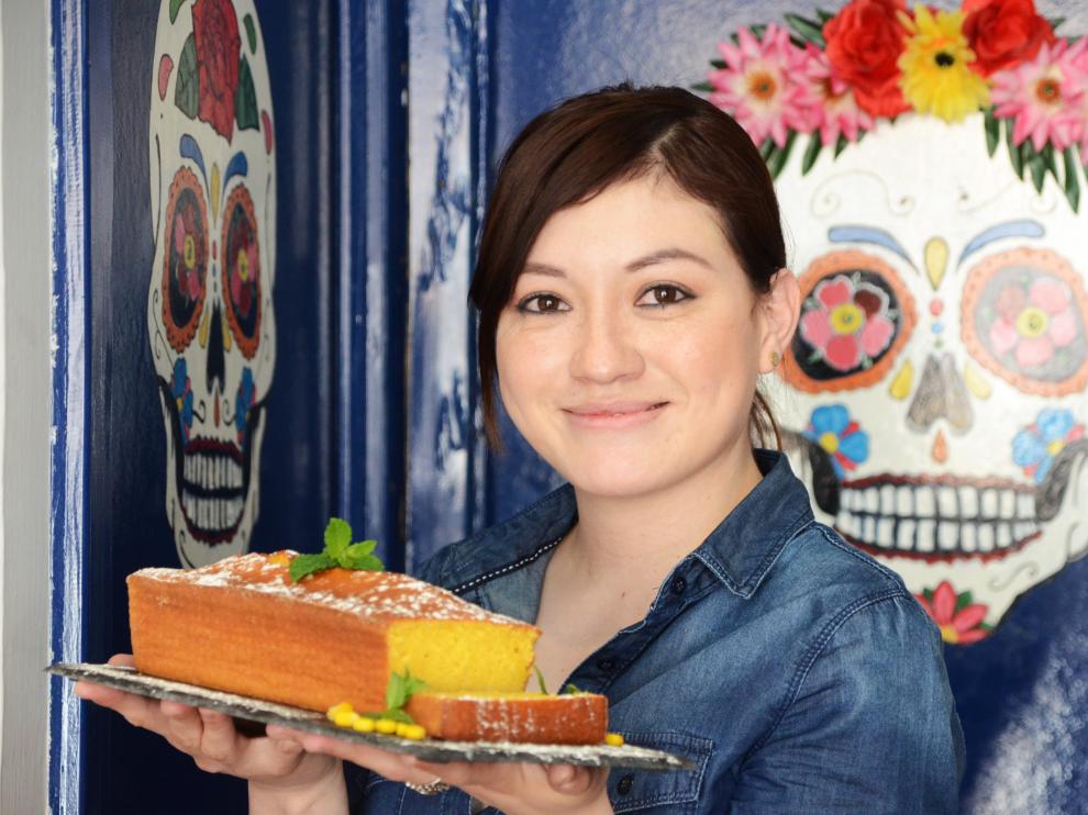 Claudia Sigala, con el pan de elote que elabora en Bravo Café.