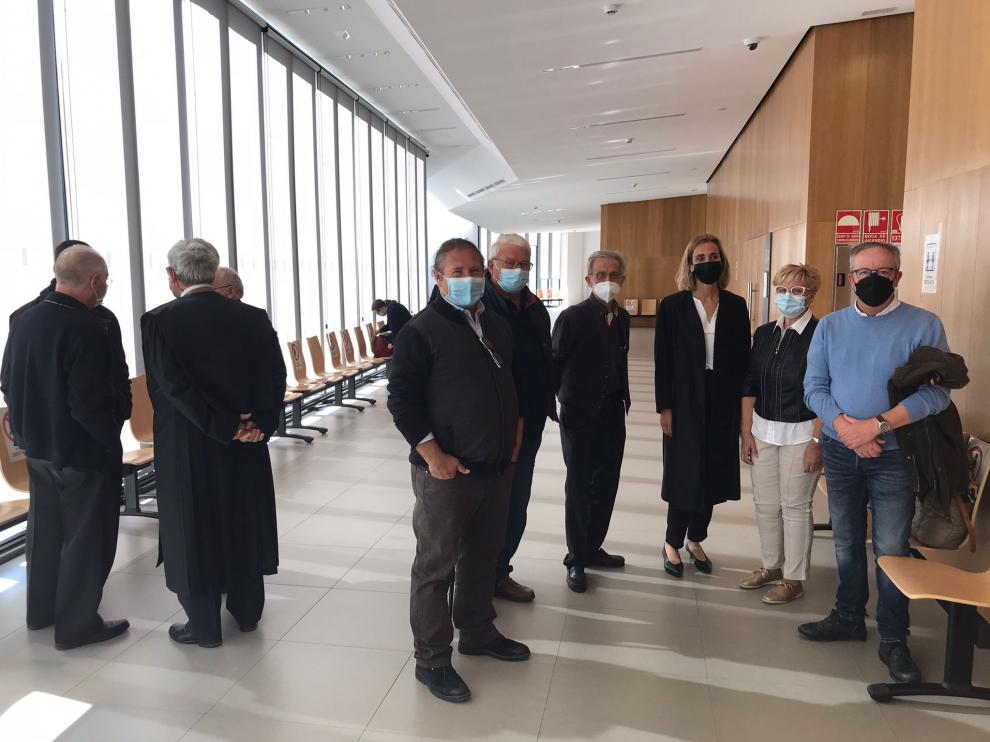 En el centro, el alcalde de Alberuela de Tubo, José Manuel Penella, junto a otros testigos aportados por la letrada del Ayuntamiento, antes de entrar al juicio A la derecha, representantes de la diócesis.