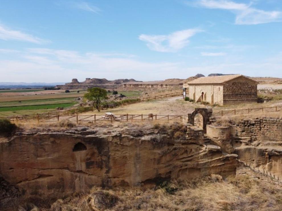 Imagen de la ermita en litigio, ubicada dentro del recinto del castillo musulmán de Alberuela de Tubo.