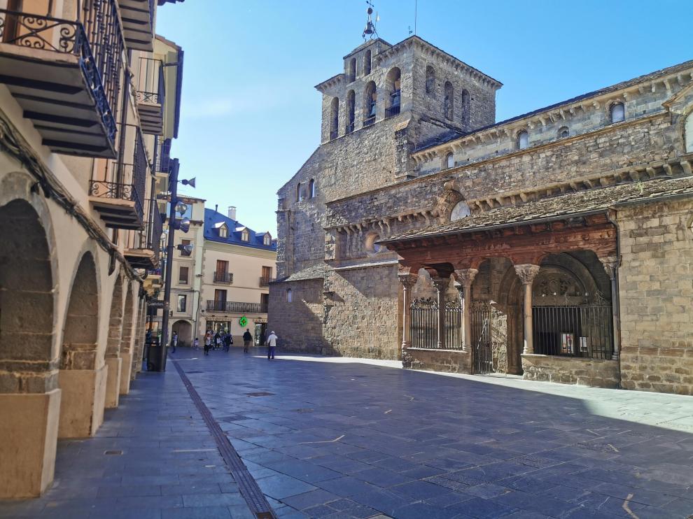 Imagen que presentaba la plaza de la Catedral de Jaca este martes por la tarde