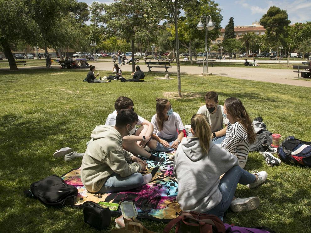 Un grupo de alumnos de Química y Biotecnología charla entre clase y clase en la Universidad de Zaragoza.