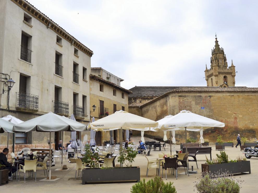 Una terraza, sin mucho ajetreo, en la plaza de Uncastillo.