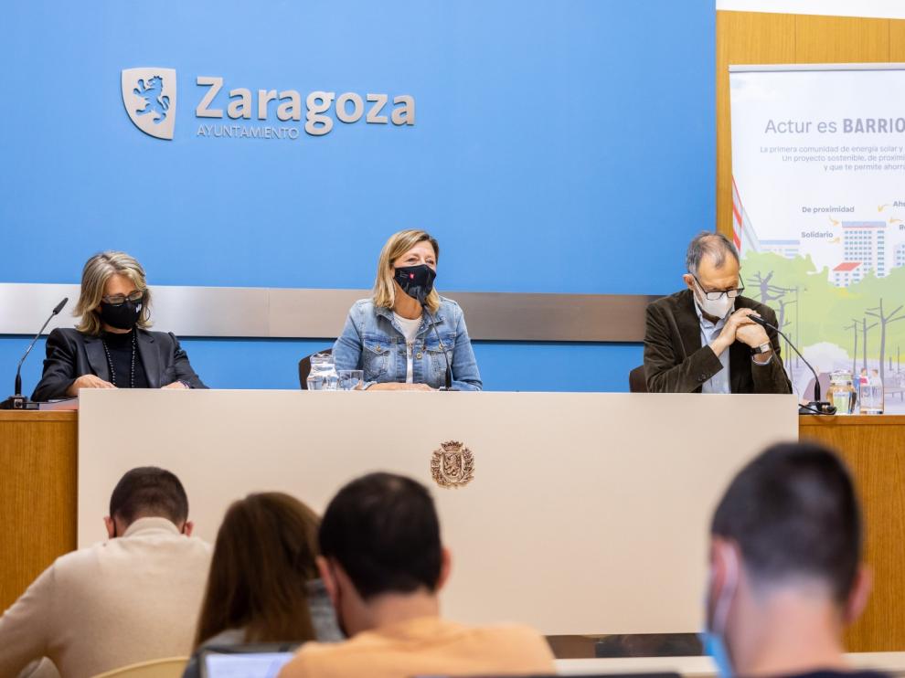 La concejal de Infraestructuras, Patricia Cavero, junto a la responsable de Actividades Transeversales de Fundación EDP, Jorgelina Expósito, y el director ejecutivo de Ecodes, Víctor Viñuales.