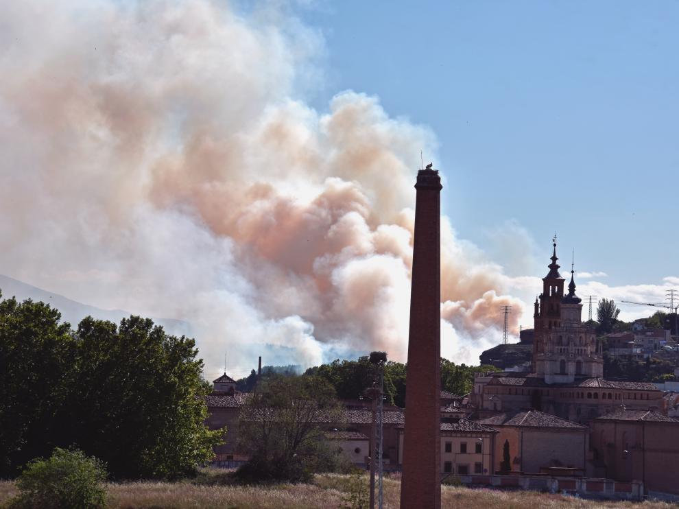Columna visible desde las inmediaciones del incendio en las afueras de Tarazona.