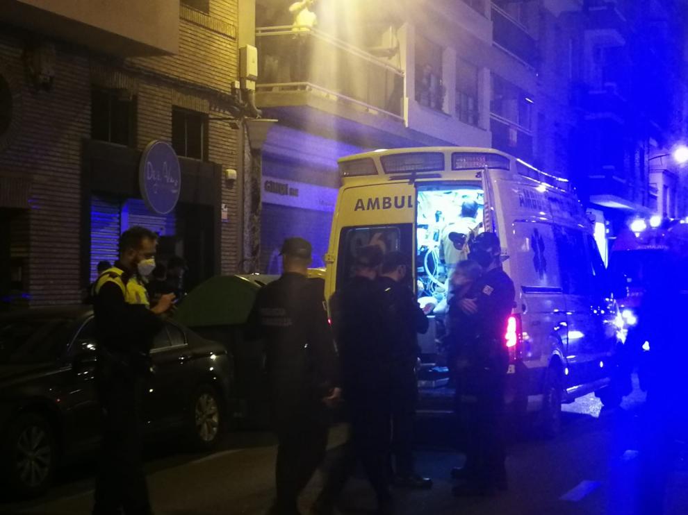 Los sanitarios estuvieron atendiendo a la víctima en una ambulancia antes de trasladarlo al Servet.