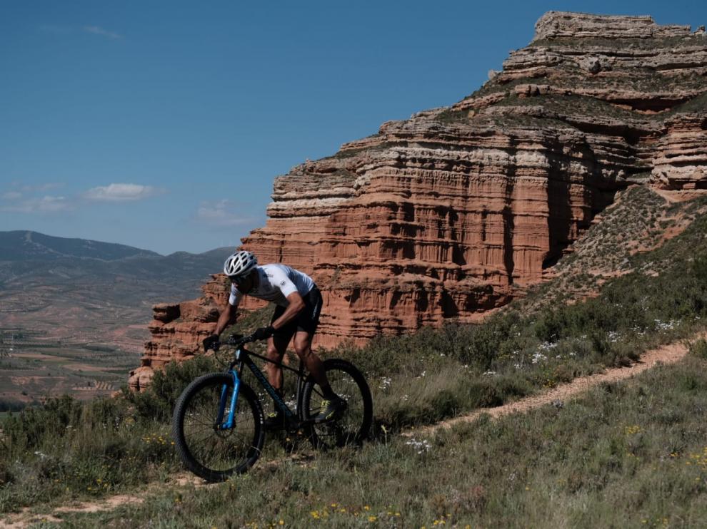 El ciclista de montaña Tomi Misser rueda por el entorno de la sierra de Armantes.