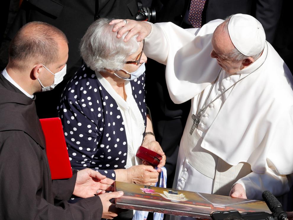 El Papa besa el número tatuado en un brazo de una superviviente del Holocausto