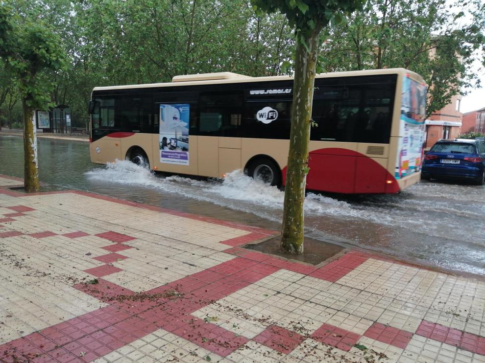 Una balsa formada en el barrio de la Fuenfresca a causa de la tormenta.