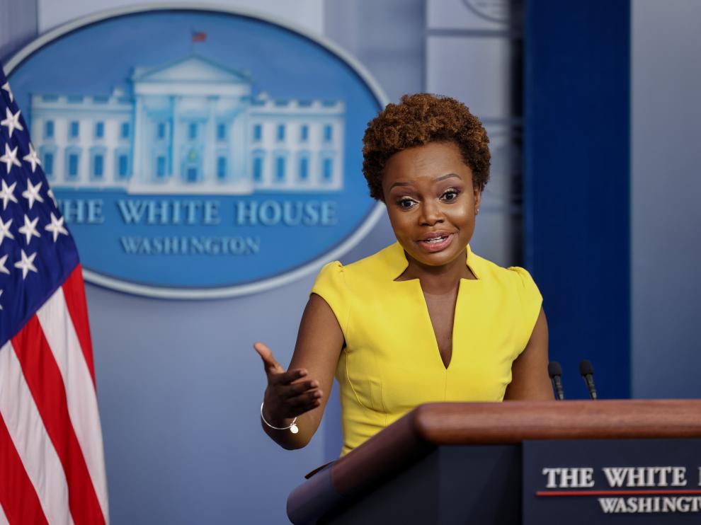 Karine Jean-Pierre, tras el atril de prensa de la Casa Blanca.