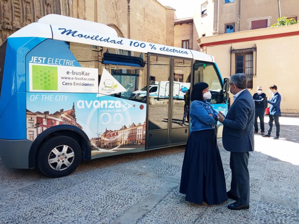 Presentación de las pruebas del microbús eléctrico en la plaza de la Catedral.
