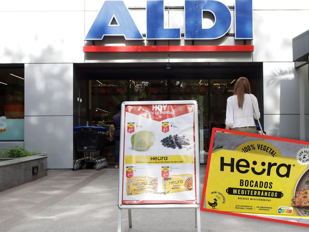 Puerta de un Aldi, en Madrid, y detalle del producto que están vendiendo como "pollo vegetal".