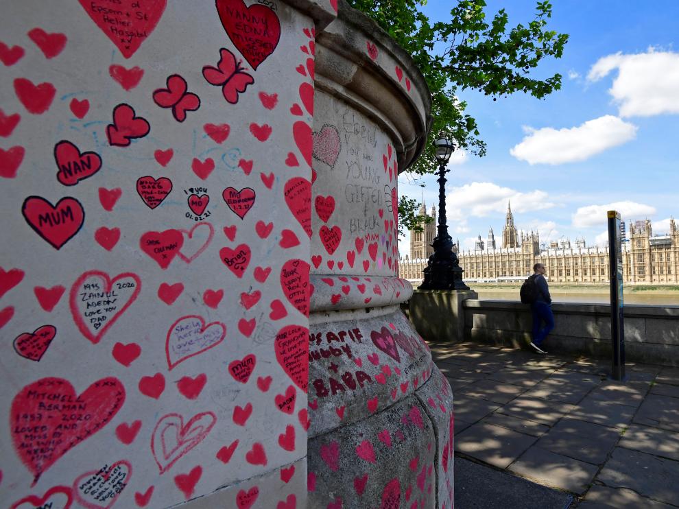 Dedicatorias a las víctimas del covid en el National Covid Memorial Wall en Londres, con el Parlamento al fondo