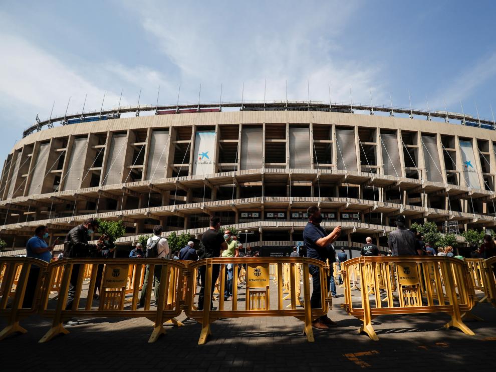 Filas ante el Camp Nou