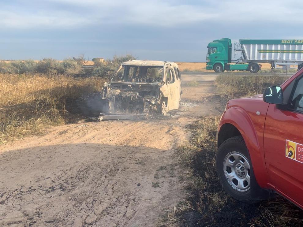 El incendio de un vehículo en un camino próximo a Fraga.