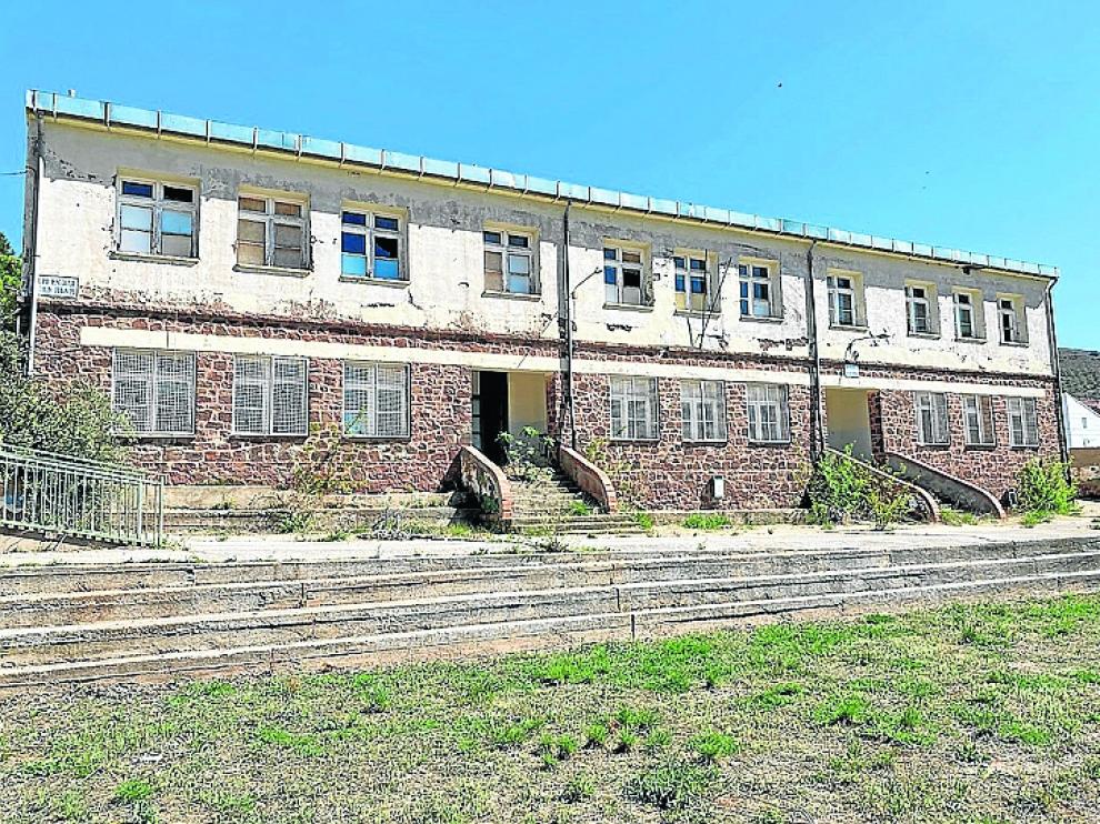 Las antiguas escuelas de Brea llevan décadas sin uso.
