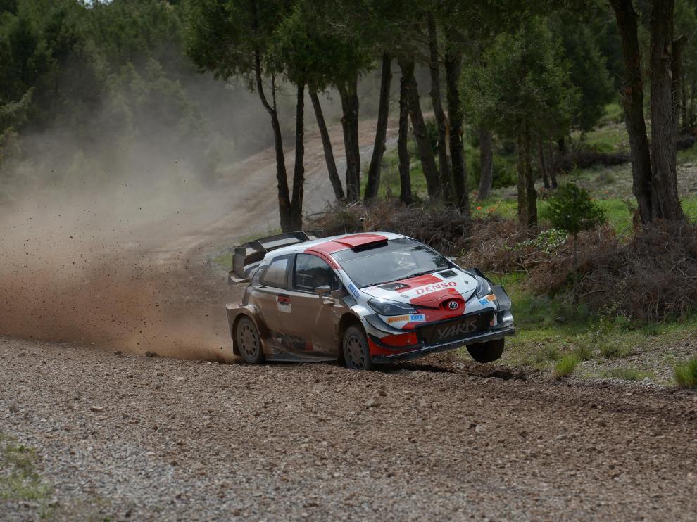 El coche de Sèbastien Ogier, a dos ruedas en uno de los caminos que rodean la Masía Pelarda.