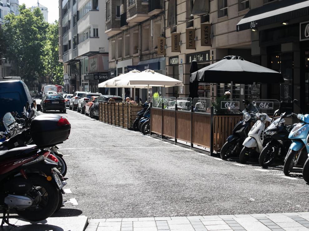 Terrazas en la zona azul en Zaragoza.