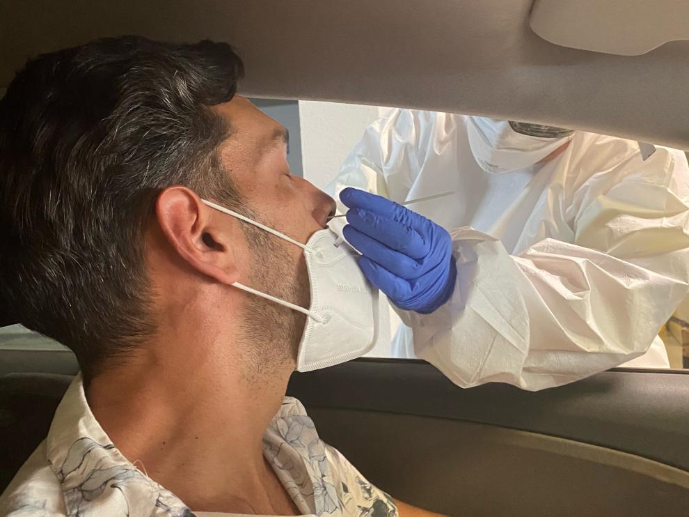 Un sanitario hace una PCR en Canarias.
