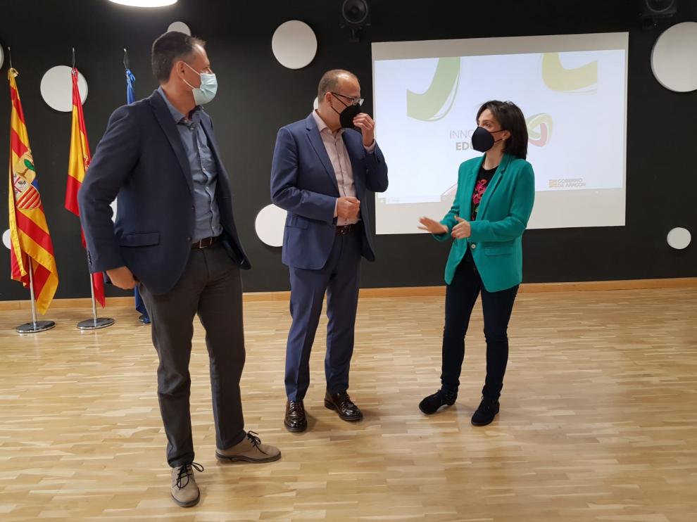 Antonio Martínez, Felipe Faci e Isabel Guerrero, durante la presentación del congreso de innovación educativa.