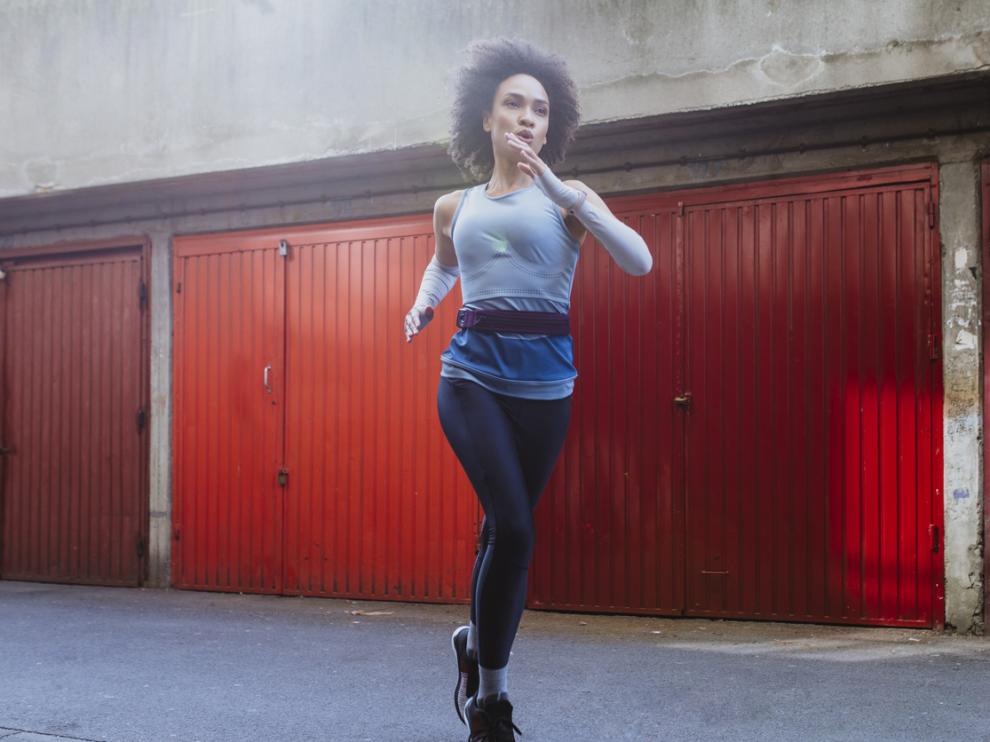 Mujer joven que sale a correr cada mañana para cuidar su salud