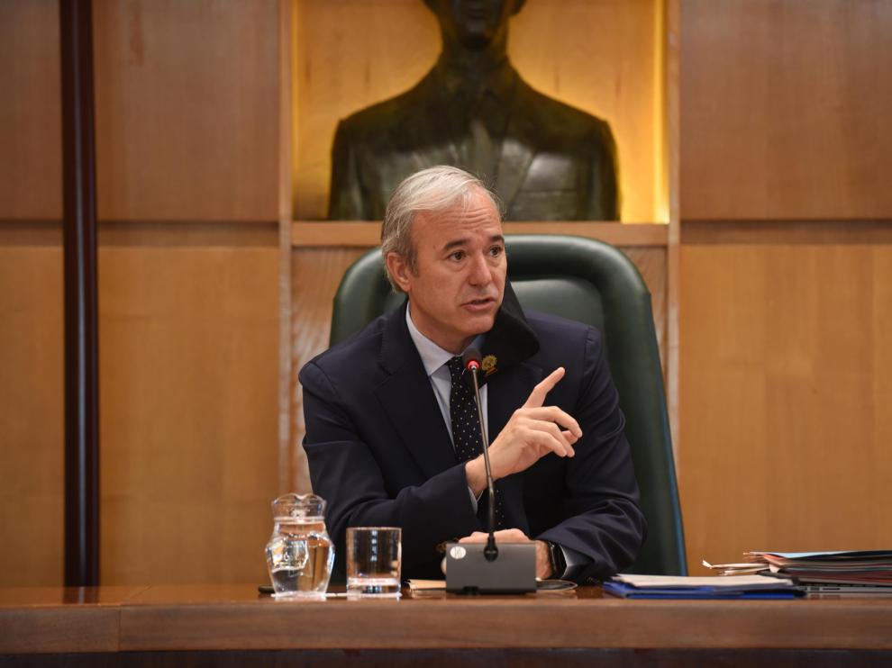 El alcalde de Zaragoza, Jorge Azcón, en el pleno de este viernes.